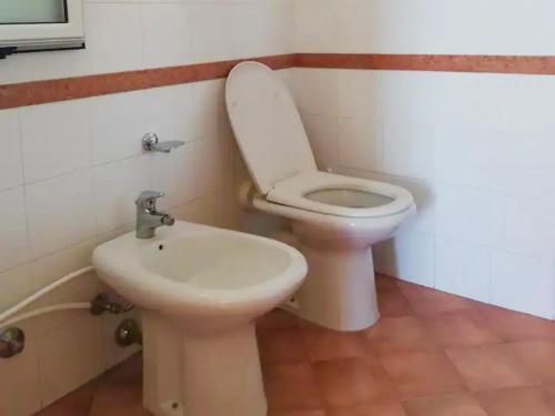 uma casa de banho com um WC e um lavatório em Casa Porta D'oriente em Santa Cesarea Terme