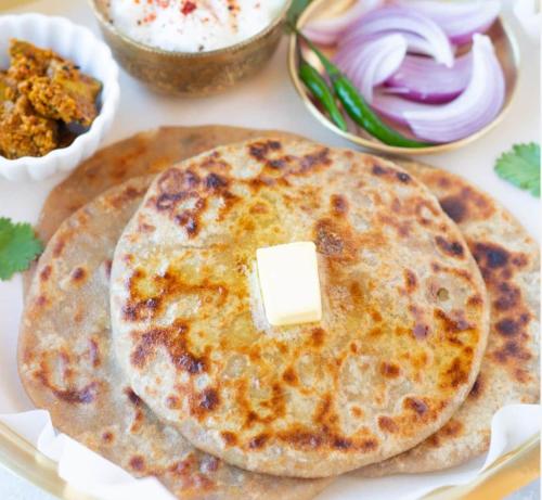 マトゥラーにあるShivraj Homestayのトルティーヤの上にバターを乗せたもの