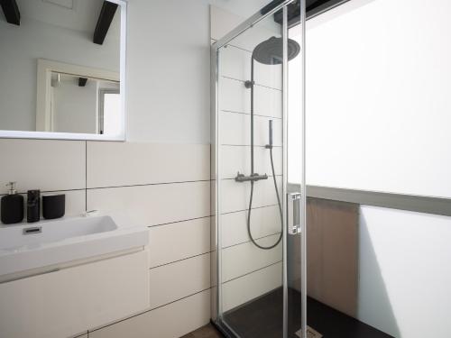 La salle de bains est pourvue d'une douche en verre et d'un lavabo. dans l'établissement Edison Penthouse By CanariasGetaway, à Las Palmas de Gran Canaria