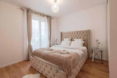 a bedroom with a large bed with a large window at Saint Honoré Disneyland BMYGUEST in Serris