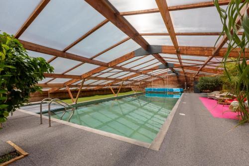 Gite Piscine Privée Couverte pour15