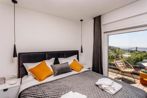 Un pat sau paturi într-o cameră la NEW Luxury Villa Mons Aureus Split