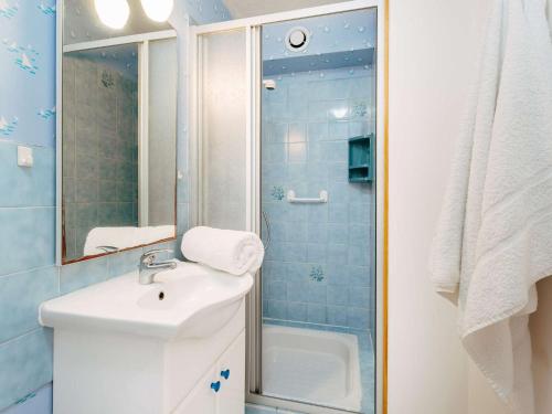 a bathroom with a sink and a shower at Studio cabine à Carnac: 24m², proche plage/commerces, parking, balcon sud, petit animal ok - FR-1-477-108 in Carnac