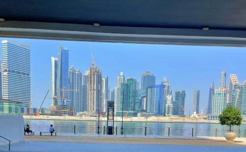 Imagen de la galería de Dubai Canal Burj khalifa view 2bedroom apartment, en Al Ḩamīdīyah