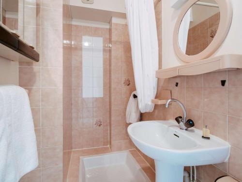 une salle de bain avec un lavabo et un miroir dans l'établissement Carnac - Studio cabine proche plage avec parking et animaux acceptés - FR-1-477-139, à Carnac