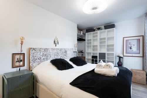 - une chambre avec un grand lit et des serviettes dans l'établissement Le Globe-Trotter - Proche du metro gare de Vaise, à Lyon