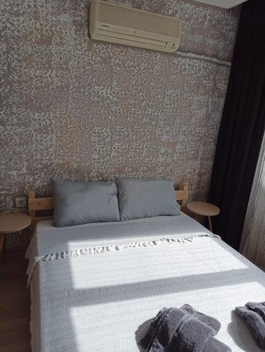 1 Schlafzimmer mit einem Bett und Klimaanlage in der Unterkunft Konyaaltı Tunç Apart in Antalya