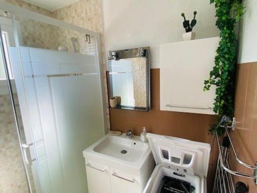 Kuchyňa alebo kuchynka v ubytovaní Studio Confortable avec Balcon, Clim, Wi-Fi, Proche Thermes et Centre-ville, Animaux Bienvenus - FR-1-703-118