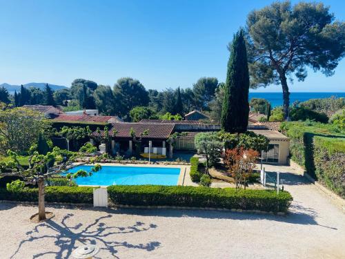 une vue aérienne d'une maison avec piscine dans l'établissement Haut de Villa vue Mer, à La Ciotat