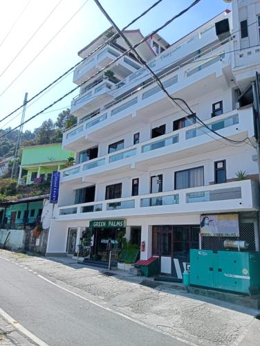 ランズドーンにあるGreen Palms Rubystone Exoticの通り沿いにある大きな白い建物
