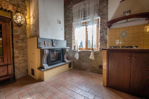 a kitchen with a stove and a window in it at Il Casale La Duchessa in Vetulonia