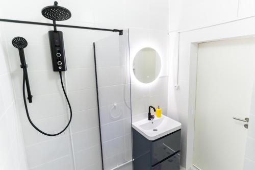 bagno con doccia e lavandino di Hambar Belis a Beliş