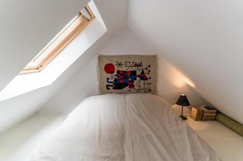 ein Schlafzimmer mit einem weißen Bett im Dachgeschoss in der Unterkunft Hambar Belis in Beliş