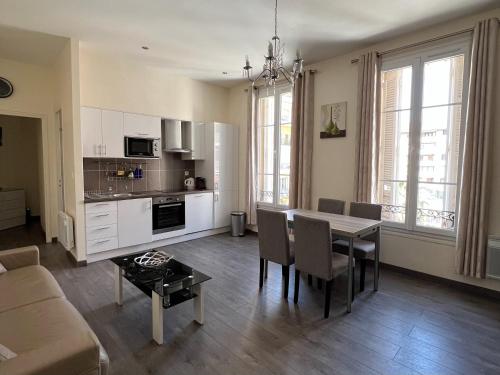 une cuisine et un salon avec une table et des chaises dans l'établissement Cannes Centre, 3 Chambres, Plage et La Croisette à 50m, à Cannes