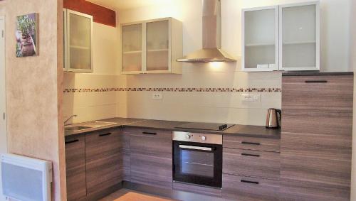 Una cocina o cocineta en Au Moulin d'Antan- Gîtes dans la Drôme