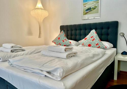 a bed with towels and pillows on it at Ferienwohnung Spitzingsattel im Wanderparadies in Spitzingsee