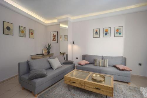 uma sala de estar com dois sofás e uma mesa de centro em Aleksa Central by Estia em Heraclião