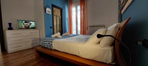 een slaapkamer met een bed met een lamp erop bij CasAmare Portovenere in Portovenere
