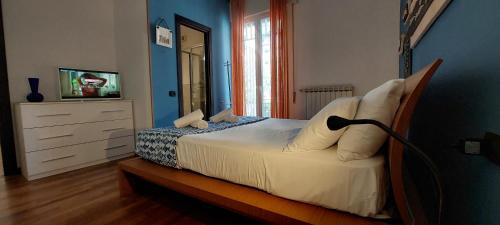 een slaapkamer met een bed met een lamp erop bij CasAmare Portovenere in Portovenere