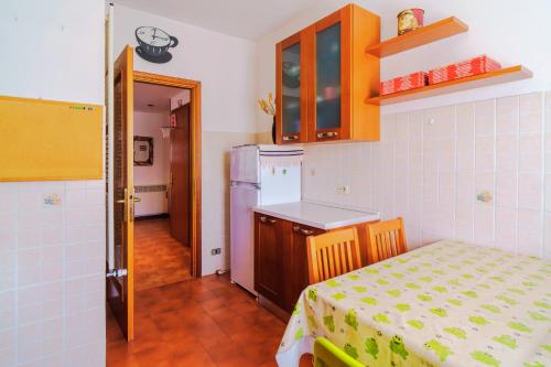 a small kitchen with a bed and a refrigerator at La Casa Nel Sole in Grandate