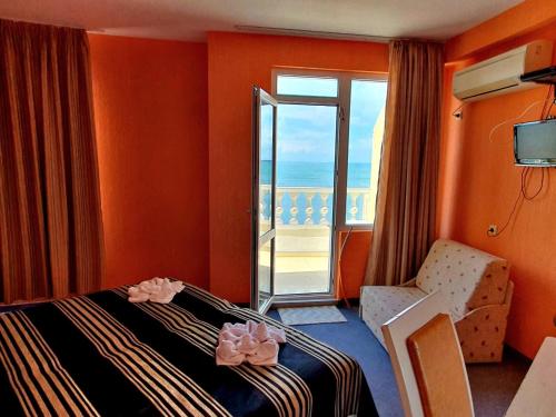 ポモリエにあるFamily Hotel Parosのベッドと窓が備わるホテルルーム