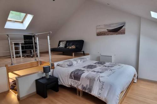 - une chambre avec un lit et des lits superposés avec une chaise dans l'établissement Maison de charme, à Nouzonville