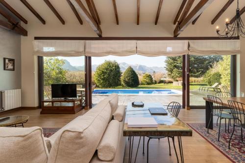 - un salon avec un canapé et une table dans l'établissement Impresionante villa entre mar y montaña, à La Cavada