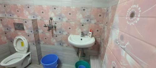 Bilik mandi di Aananadam Homestay