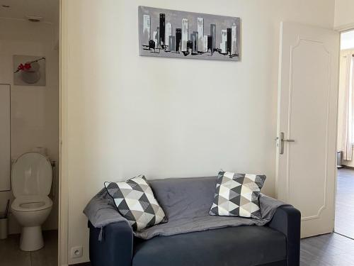 - un salon avec un canapé bleu et des toilettes dans l'établissement Cannes Centre, 3 Chambres, Plage et La Croisette à 50m, à Cannes