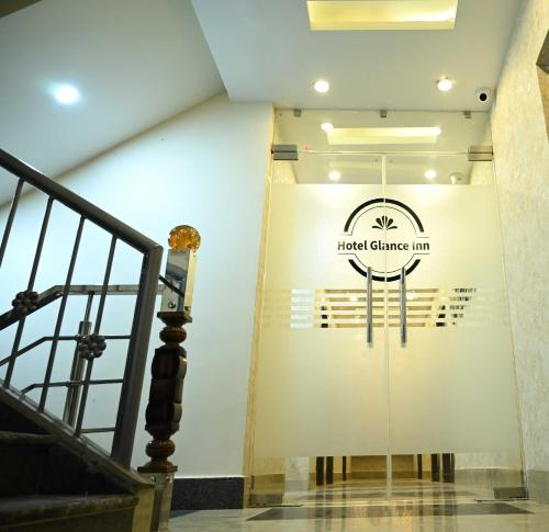 a room with a wall with a sign that reads hotel dances inn at Hotel O Glance Inn in Patna
