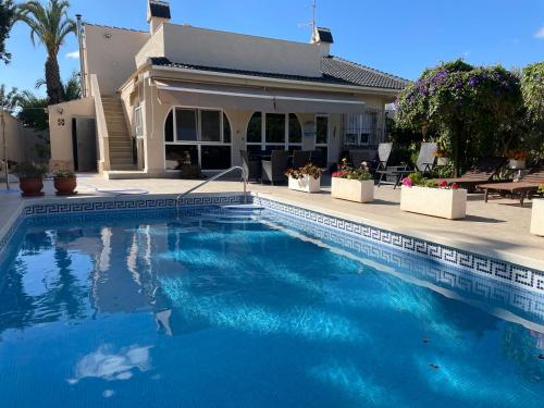 una gran piscina frente a una casa en PARADISE GARDEN, en Los Alcázares
