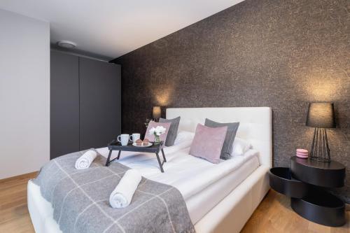 Ένα ή περισσότερα κρεβάτια σε δωμάτιο στο Chopina Apartment Cracow by Renters