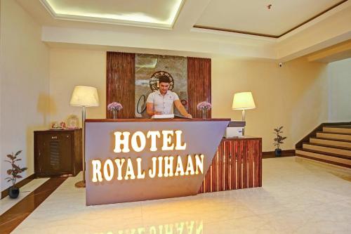 盧迪亞納的住宿－Collection O Hotel Royal Jihaan，酒店大堂的皇家朱美拉标志