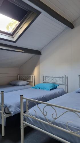 deux lits superposés dans une chambre avec fenêtre dans l'établissement les gites d'EVANE 