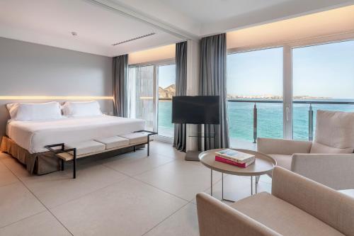 Postel nebo postele na pokoji v ubytování INNSiDE by Meliá Alicante Porta Maris