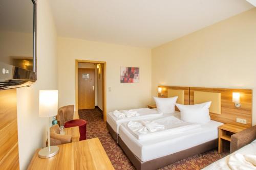 Una cama o camas en una habitación de Ferien Hotel Rennsteigblick