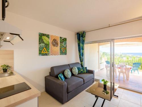 un salon avec un canapé et une table dans l'établissement Apartment Le Domaine de la Croisette by Interhome, à Sainte-Maxime