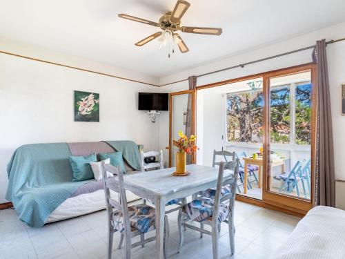 un salon avec une table et un canapé dans l'établissement Apartment Mer et Soleil I-3 by Interhome, à La Favière