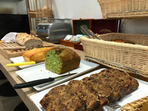 una mesa con dos platos de comida y pan en LOGIS HOTEL - Le Relais Saint Vincent, en Ligny-le-Châtel