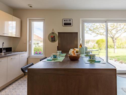 une cuisine avec un grand îlot au milieu dans l'établissement Holiday Home La Forge de Marcel by Interhome, à Fontaine-Henry