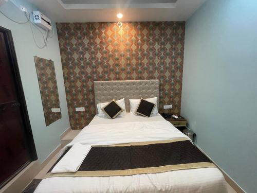 - une chambre avec un grand lit escamotable dans l'établissement Hotel Glance Inn, à Gulzārbāgh