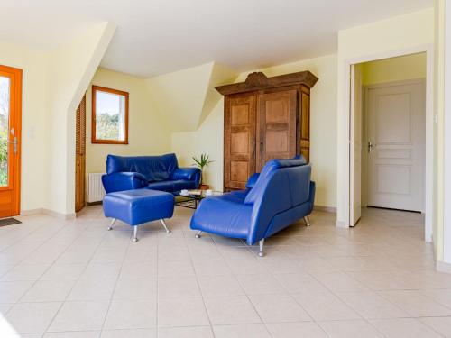 アヌヴィル・シュル・メールにあるHoliday Home Neptune by Interhomeのリビングルーム(青い椅子、テーブル付)