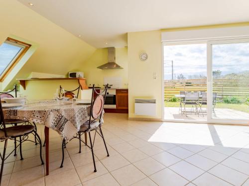une cuisine et une salle à manger avec une table et des chaises dans l'établissement Holiday Home Neptune by Interhome, à Anneville-sur-Mer
