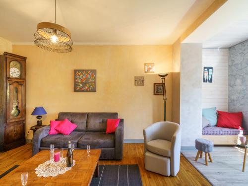 un salon avec un canapé et une table dans l'établissement Holiday Home Ty Martelod by Interhome, à Saint-Guénolé