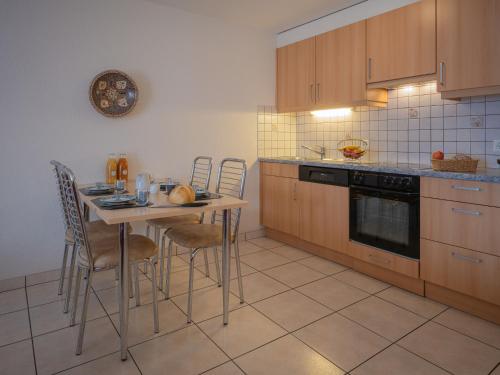 een keuken met een tafel en stoelen. bij Apartment La Réze No 5 by Interhome in Ovronnaz