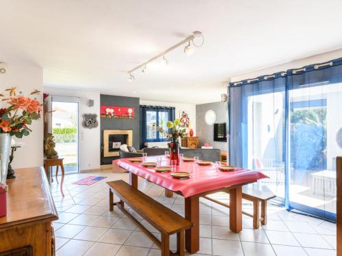 Il comprend une cuisine et un salon avec une table rouge. dans l'établissement Holiday Home La Clairière - BPL510 by Interhome, à Enhil