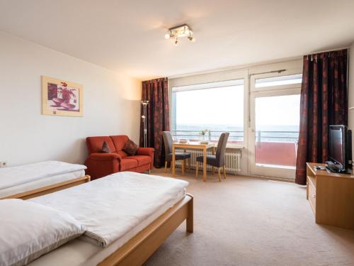 ein Hotelzimmer mit 2 Betten, einem Tisch und einem Stuhl in der Unterkunft Apartment B715 by Interhome in Lahnstein