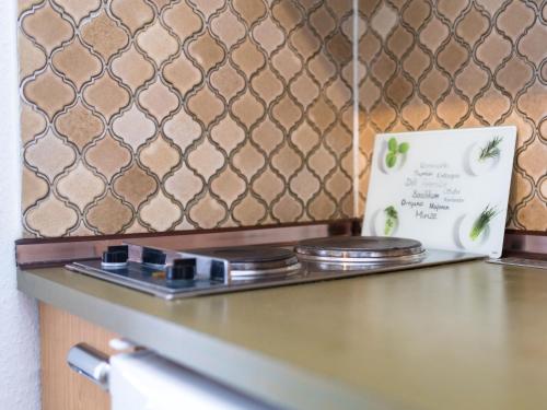 eine Theke mit zwei Herden und einem Schild darauf in der Unterkunft Apartment B715 by Interhome in Lahnstein