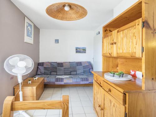 - une chambre avec un lit et un bureau avec un ventilateur dans l'établissement Apartment Les Capitelles-2 by Interhome, à Saint Cyprien Plage