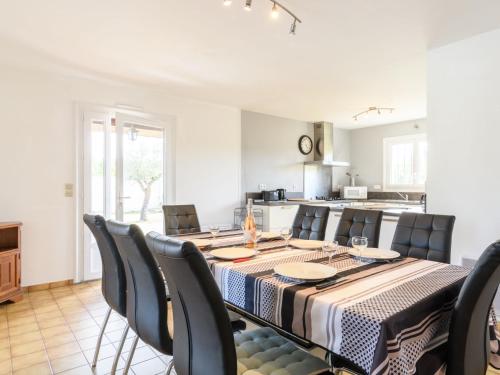une salle à manger avec une table et des chaises dans l'établissement Holiday Home Petrocq by Interhome, à Lit-et-Mixe